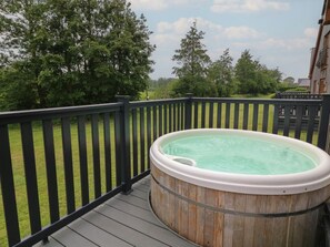 Outdoor spa tub - James Ville Marina Lodge 14, Brigg (Brigg)