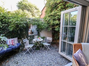 Outdoor dining - Woodbine Cottage, Sandsend (Whitby)