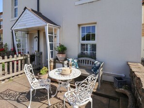 Outdoor dining - Woodbine Cottage, Sandsend (Whitby)
