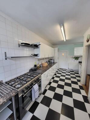 Private kitchen - Florence Beach House, Somerset (Weston-super-Mare)
