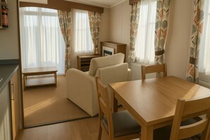 Dining - Freshwater Beach Holiday Park - Family Fun Awaits (Burton Bradstock)