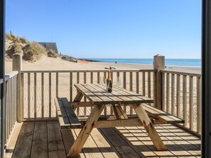 Outdoor dining - Charming Sandunes 2 Retreat in Camber (Rye)