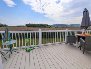 Outdoor dining - Lawi39: Charming Retreat in Towyn (Abergele)