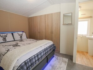 A bedroom with a bed, wardrobe, and a bathroom visible through an open door. - 90 Solent Breezes, Warsash (Southampton)