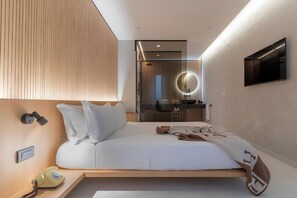A modern hotel room with a bed, bedside telephone, and a mirror. - Elegant Apartment in the Historic Center of Verona   (Verona)