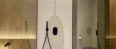 Assecador de cabells, bidet, tovalloles i sabó
