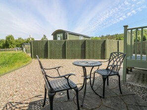 Outdoor dining - Shepheard Hut 2, Forfar (Forfar)