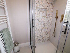 Shower - Charming Lake View House Apartment (Newry)