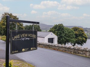 A sign for 'Lake View House' indicating self-catering accommodation. - Charming Lake View House Apartment (Newry)