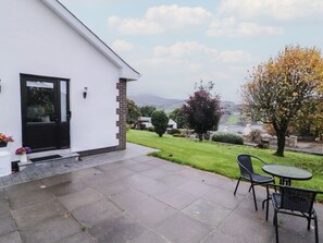 Outdoor dining - Charming Lake View House Apartment (Newry)