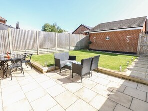 Outdoor dining - CHINEFIELDS, enclosed garden, Freshwater (Freshwater)