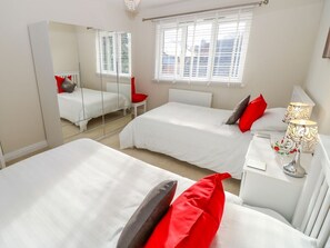 Room - CHINEFIELDS, enclosed garden, Freshwater (Freshwater)