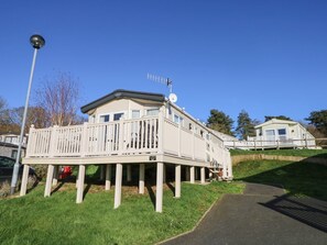 A two-story building with a balcony, a satellite dish, and a small deck area. - 31 Crosswinds, Bembridge (Bembridge)