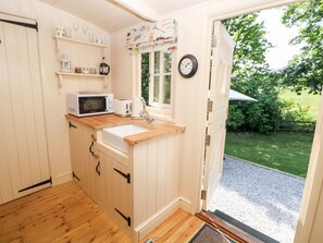 Private kitchen - Shepherd's Hut, Castleton, Peak District (Hope Valley)