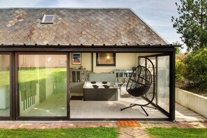 Terrace/patio - Gîte Ressources: Jacuzzi, Private Terrace & Garden (La Frénaye)