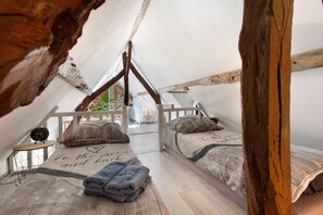 1 bedroom, iron/ironing board, WiFi, bed sheets - Gîte Ressources: Jacuzzi, Private Terrace & Garden (La Frénaye)