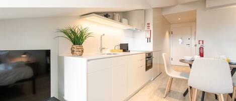 Fridge, microwave, stovetop, dishwasher