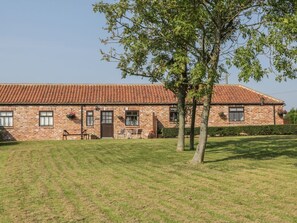 A brick building with a tiled roof, a lawn, and a tree in front. - Beacon, Moorsholm: A Cozy Retreat (Saltburn-by-the-Sea)