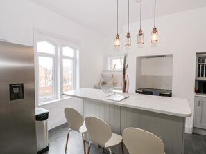 Dishwasher, high chair - Castle Manor is in Scarborough (Scarborough)