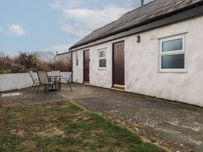 Outdoor dining - Hen Stabl at Tyn Llan, Cemaes Bay (Cemaes Bay)