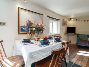 Dining - Tadworthy Tower, Northam (Bideford)