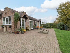Outdoor dining - Orchard Cottage, Gloucester (Gloucester)