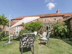 Outdoor dining - Bramhill Barns, Burton Pidsea (Hull)