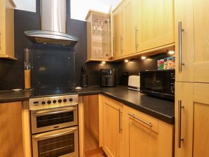 Dishwasher, high chair - Charming Rose Cottage Retreat (Nairn)