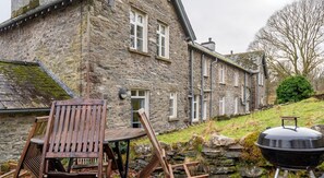 Outdoor dining - FORGE: Quaint Cottage Retreat with WiFi (Ulverston)