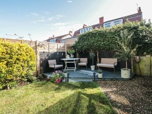 Outdoor dining - 41 Chatsworth Gardens, 4 beds. (Scarborough)