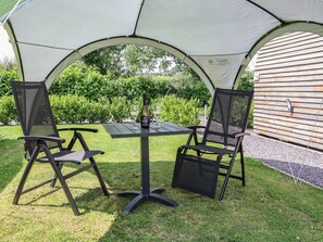 Outdoor dining - Honeypot Hideaways - Manuka Retreat (Chester)