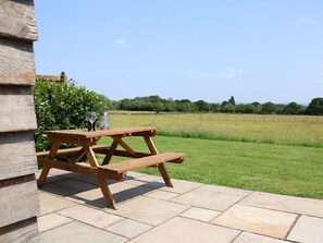 Outdoor dining - Honeypot Hideaways - Manuka Retreat (Chester)
