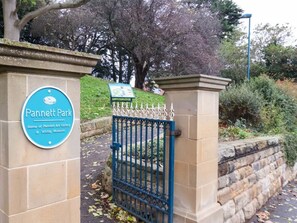 Una puerta con un letrero que indica Pannett Park, sede de la Galería de Arte Pannett y el Museo de Whitby.
