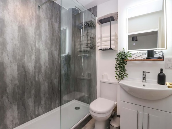Shower - 8 Wharfedale Mews, Otley (Otley)