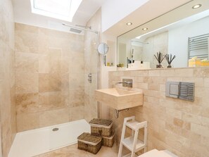Shower - Hathaway Lane in Warwickshire. (Stratford-upon-Avon)