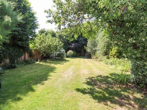 Property grounds - Hathaway Lane in Warwickshire. (Stratford-upon-Avon)