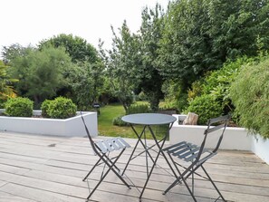 Outdoor dining - Hathaway Lane in Warwickshire. (Stratford-upon-Avon)