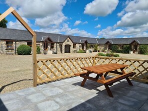 Outdoor dining - Swallow Cottage, Llanboidy (Whitland)