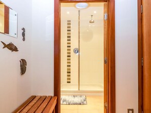 Shower - Heathcliffe House, Cardiff (Cardiff)