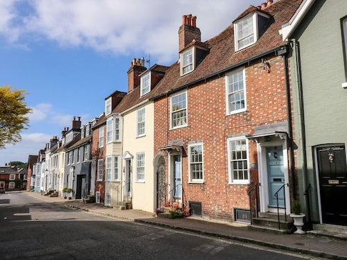 Captains Row, Lymington. 2 bed