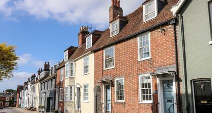 Captains Row, Lymington. 2 bed