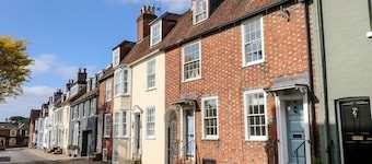 Captains Row, Lymington. 2 bed