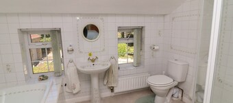 Larkspur Cottage, Huttoft
