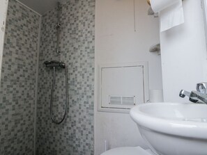 Shower - Charming Shelstone Retreat in Whitby (Whitby)