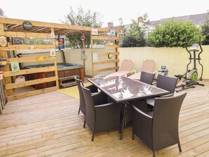 Outdoor dining - The Yellow House in Withernsea (Withernsea)