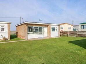 Exterior - Charming Sea View in Walcott (Norwich)
