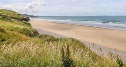FREEDOM, open-plan, near Pembrokeshire Coast, Roch