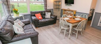 FREEDOM, open-plan, near Pembrokeshire Coast, Roch
