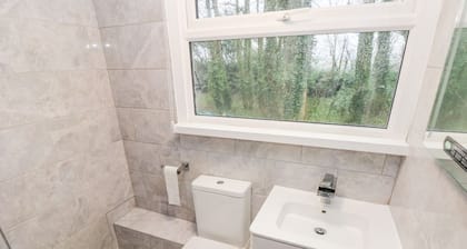 FREEDOM, open-plan, near Pembrokeshire Coast, Roch