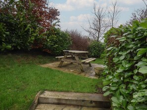Outdoor dining - Valley View, Staithes (Saltburn-by-the-Sea)
